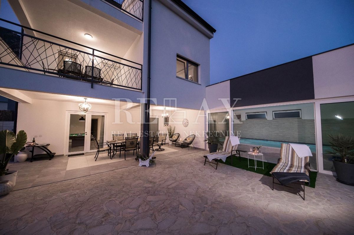 Tribalj - villa moderna con piscina