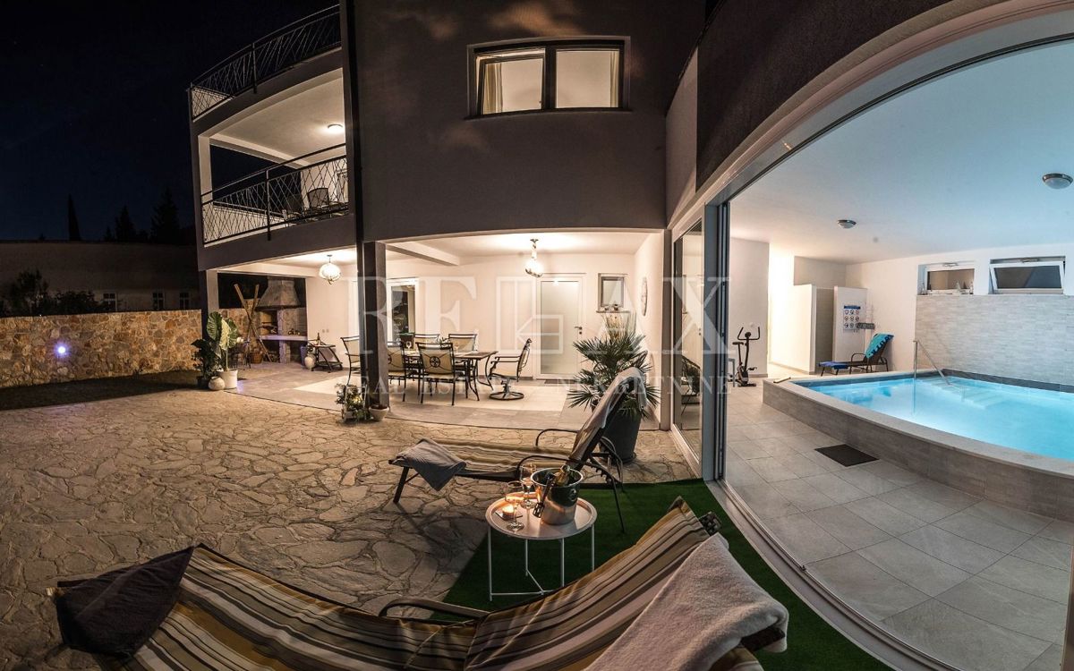 Tribalj - villa moderna con piscina