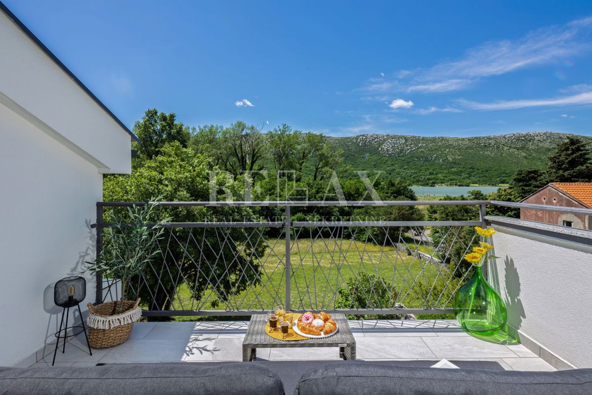 Tribalj - villa moderna con piscina