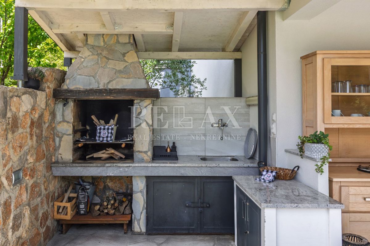 Tribalj - villa moderna con piscina