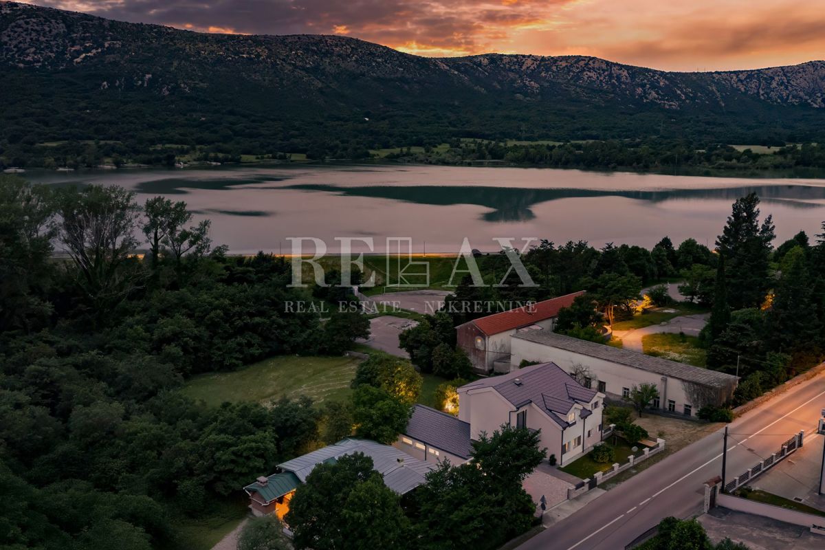 Tribalj - villa moderna con piscina