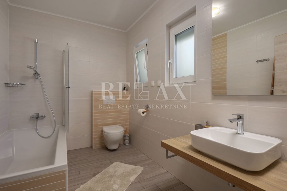 Tribalj - villa moderna con piscina