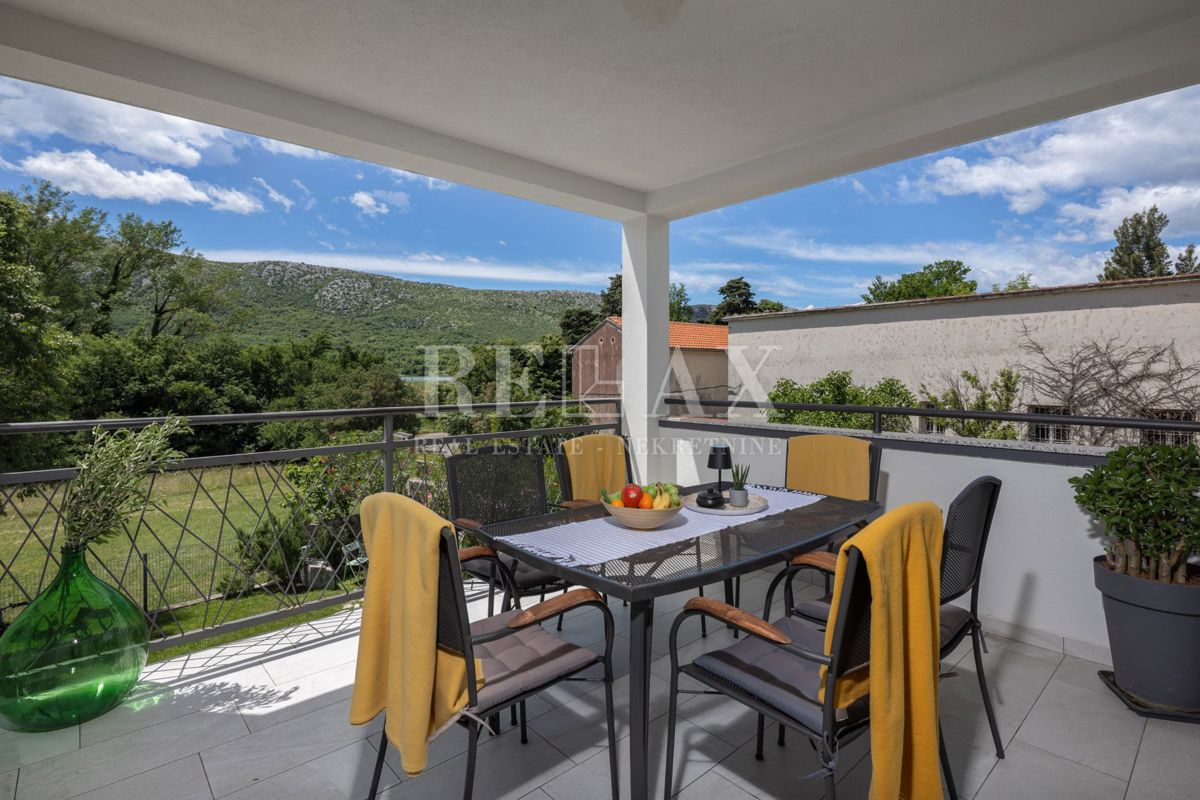 Tribalj - villa moderna con piscina