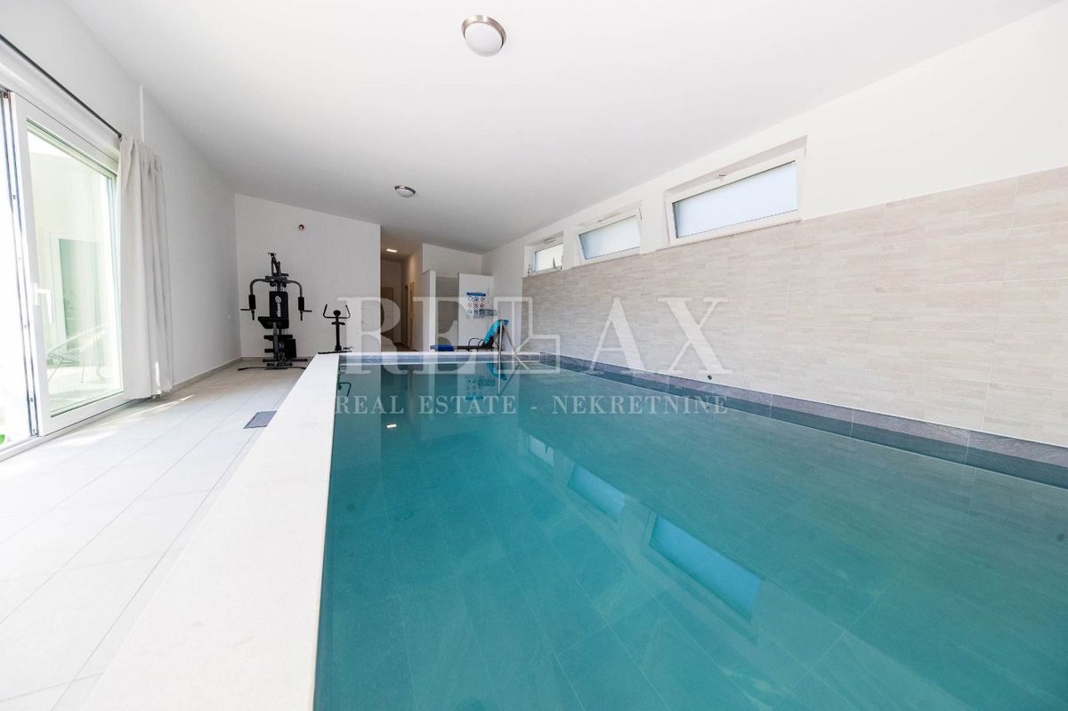 Tribalj - villa moderna con piscina