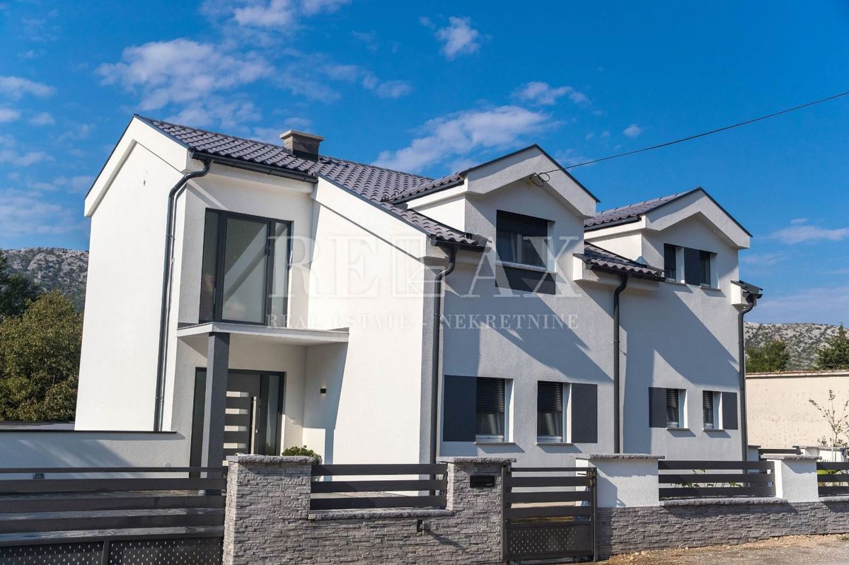 Tribalj - villa moderna con piscina