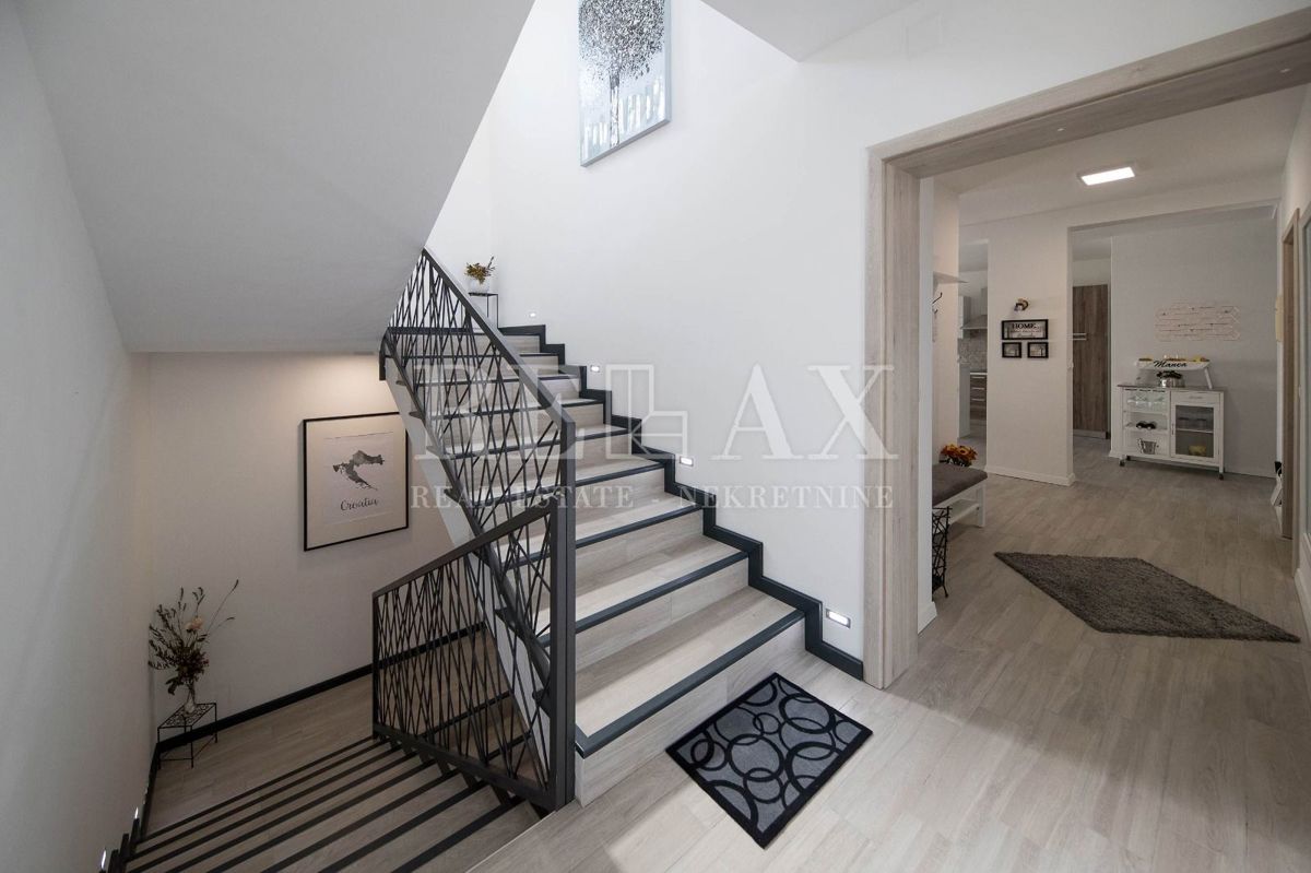 Tribalj - villa moderna con piscina