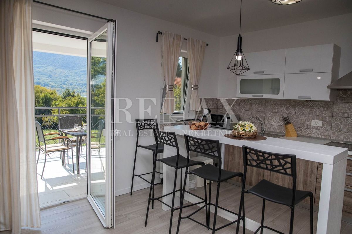 Tribalj - villa moderna con piscina