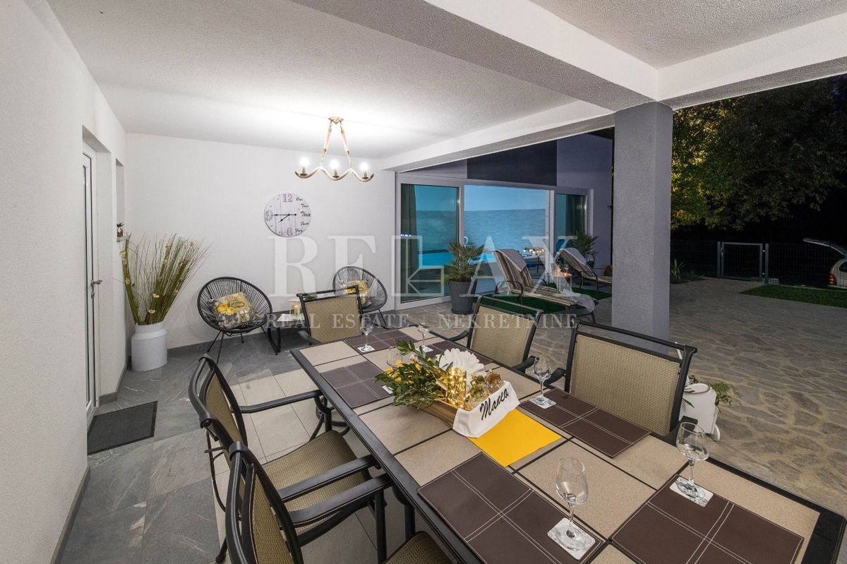 Tribalj - villa moderna con piscina