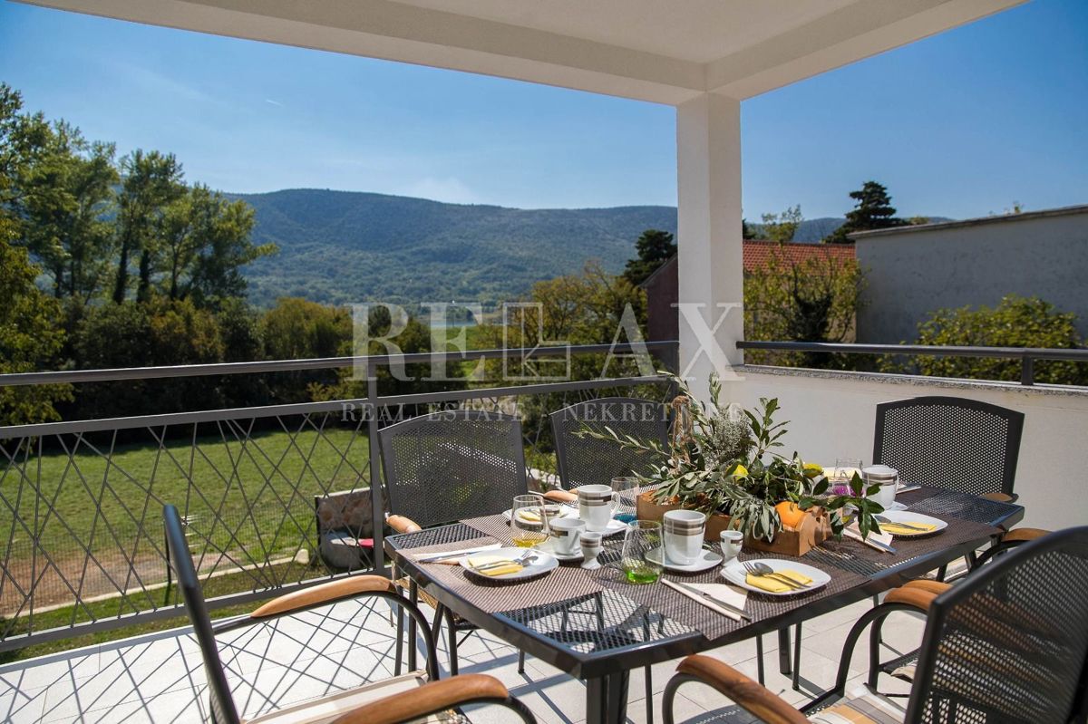 Tribalj - villa moderna con piscina