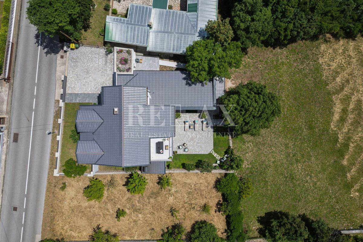 Tribalj - villa moderna con piscina