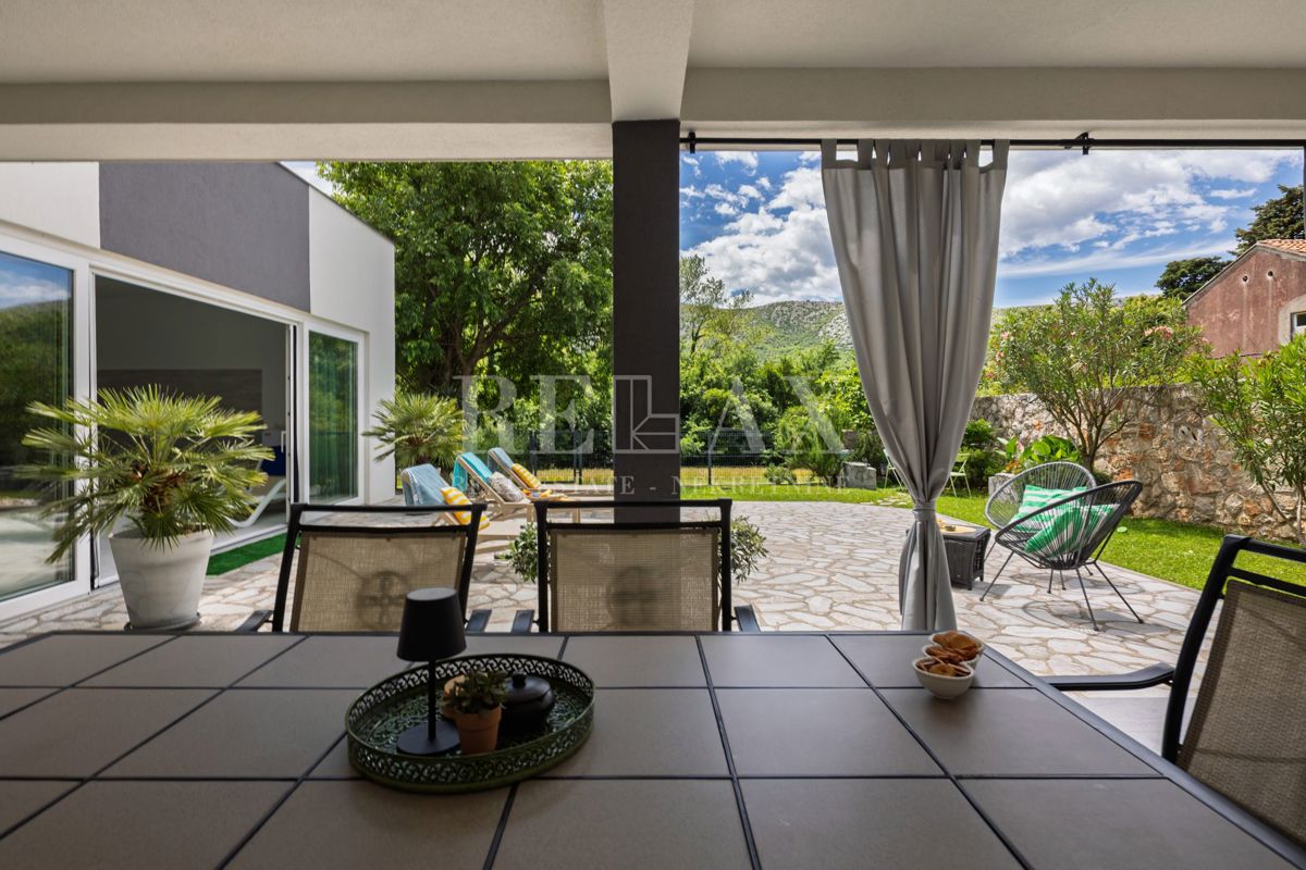 Tribalj - villa moderna con piscina