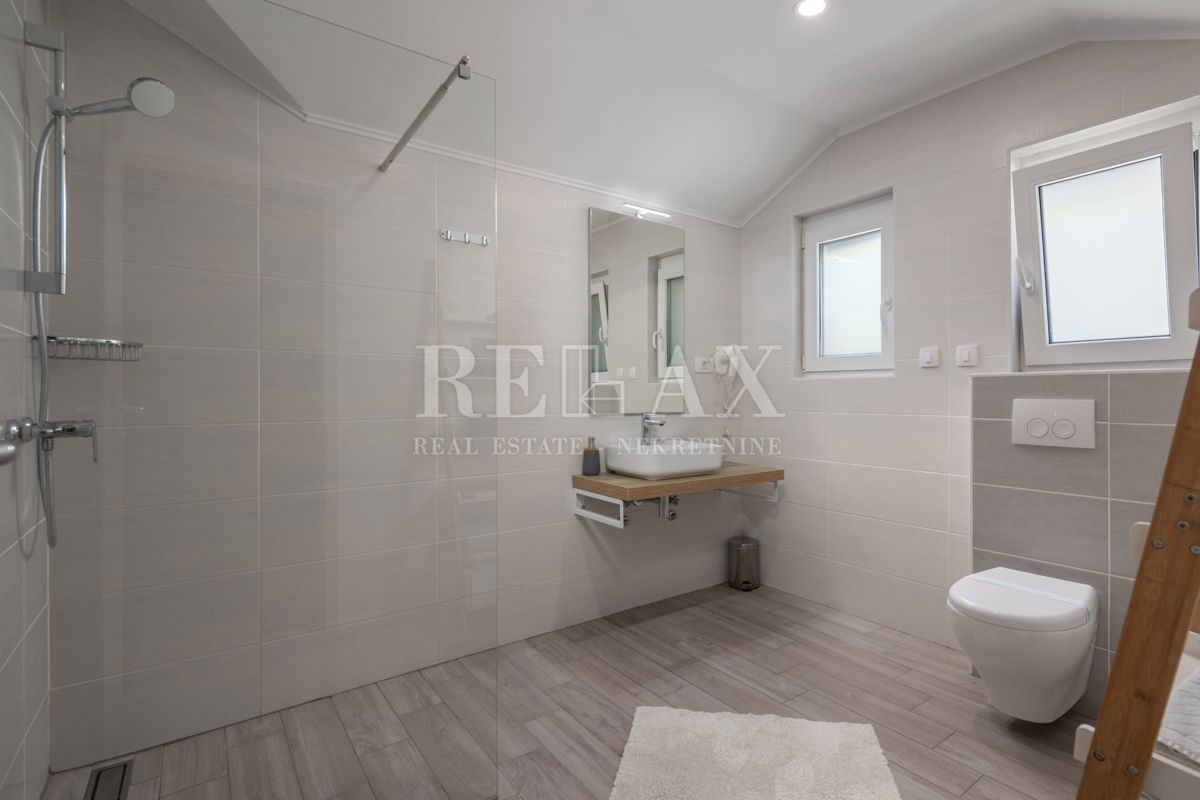 Tribalj - villa moderna con piscina