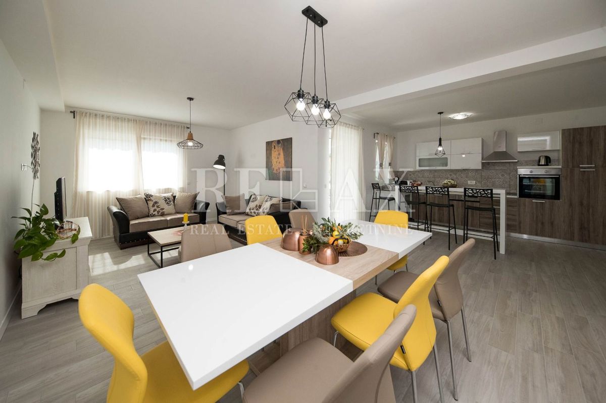 Tribalj - villa moderna con piscina