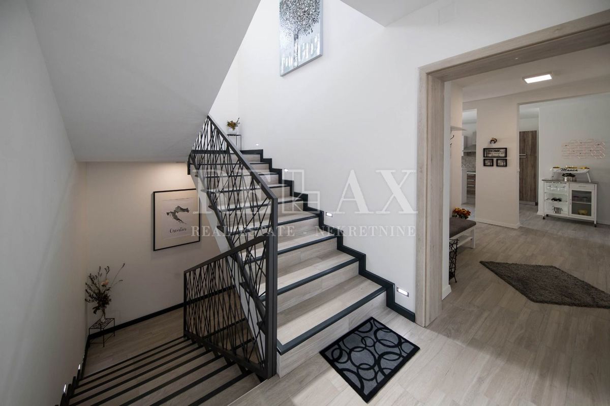 Tribalj - villa moderna con piscina