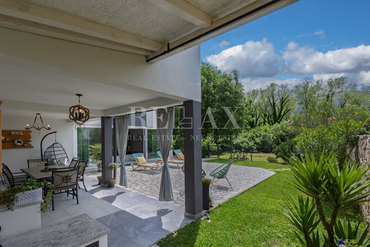 Tribalj - villa moderna con piscina