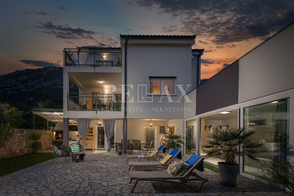 Tribalj - villa moderna con piscina