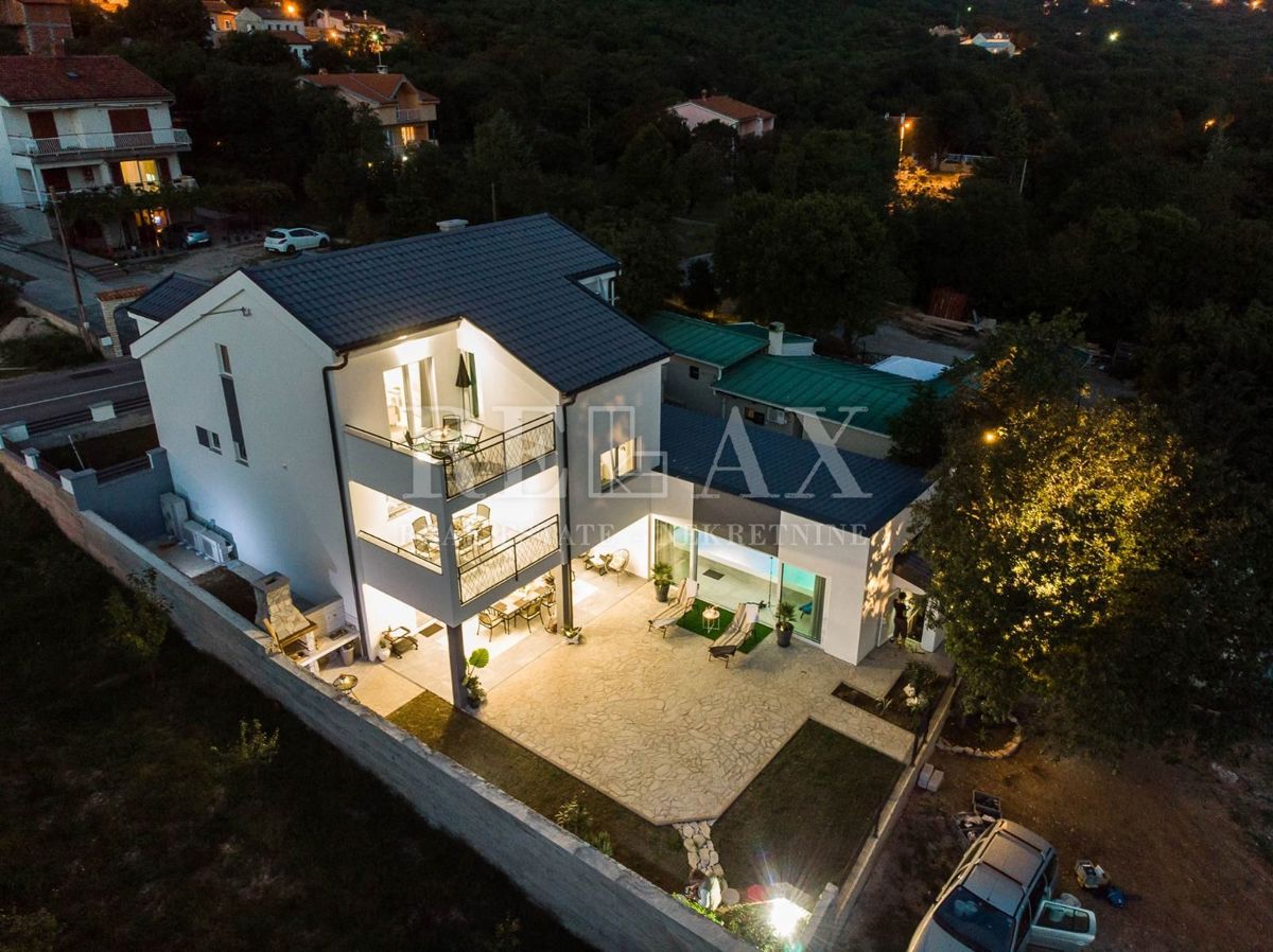 Tribalj - villa moderna con piscina