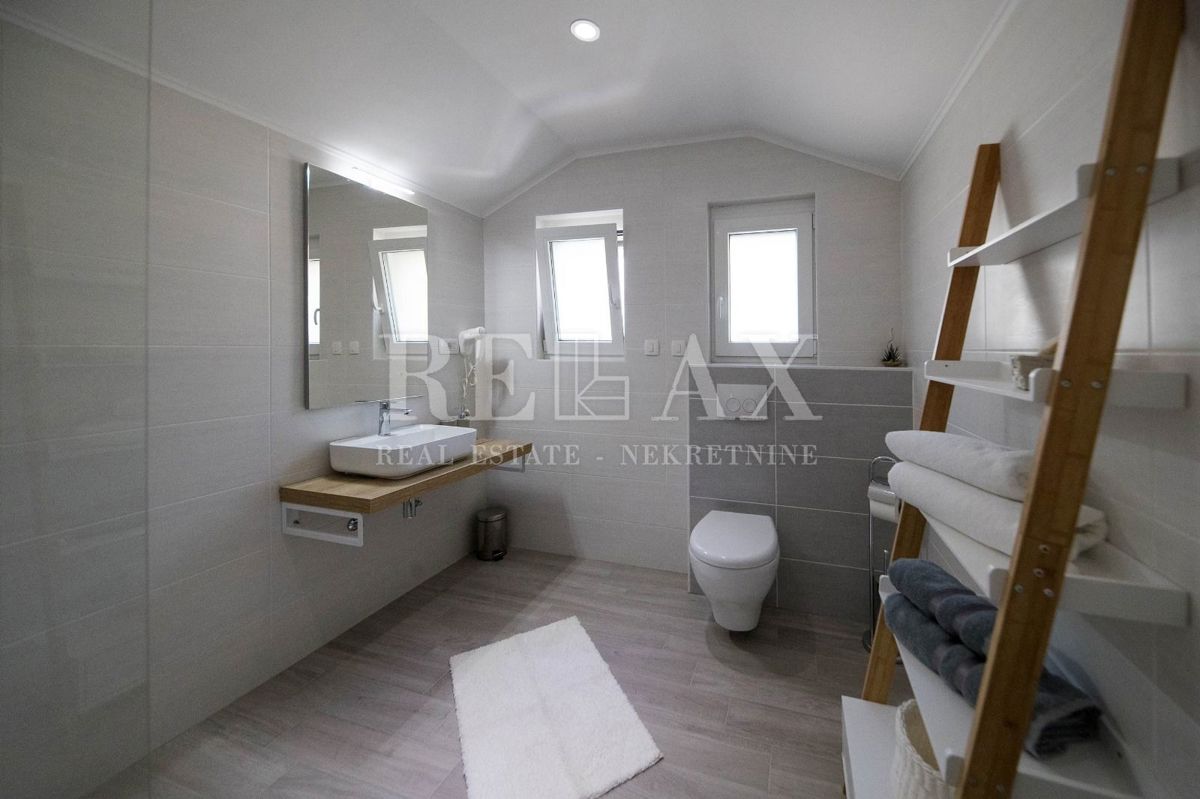 Tribalj - villa moderna con piscina