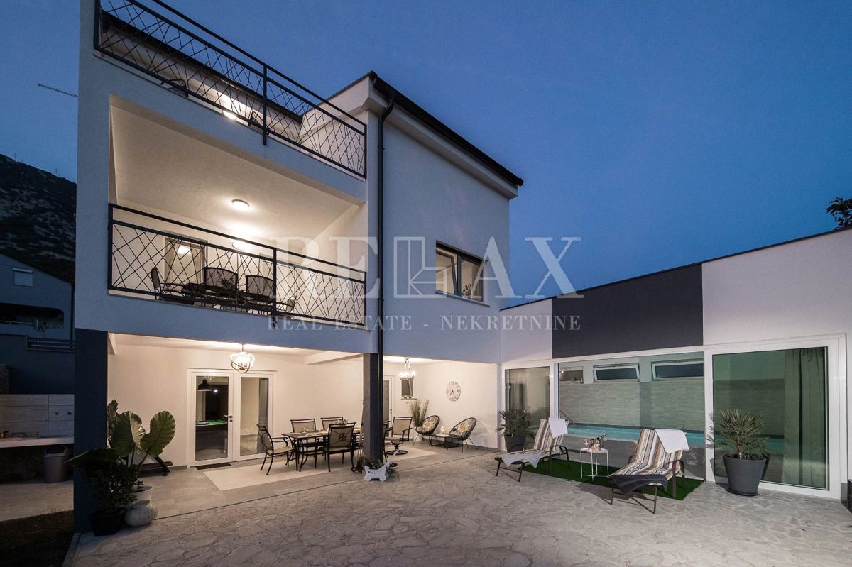 Tribalj - villa moderna con piscina