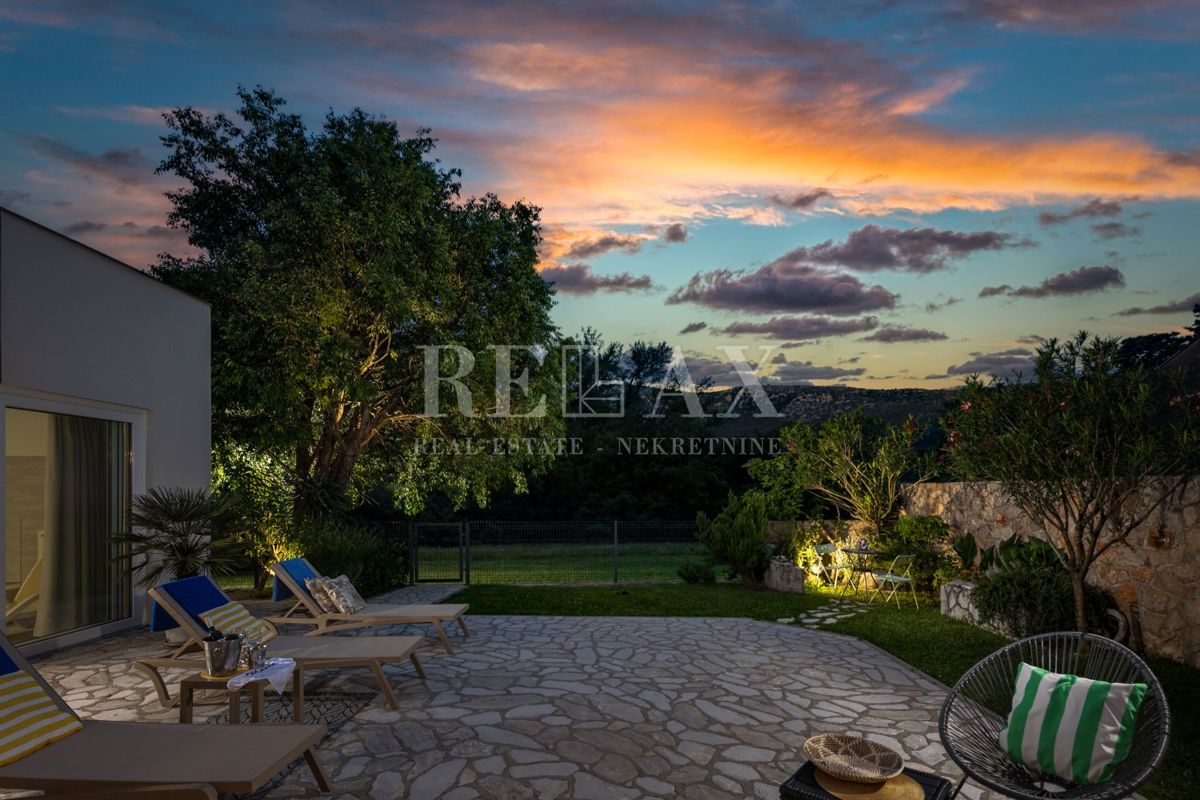 Tribalj - villa moderna con piscina