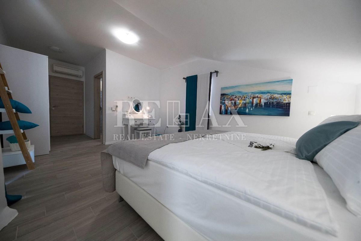 Tribalj - villa moderna con piscina