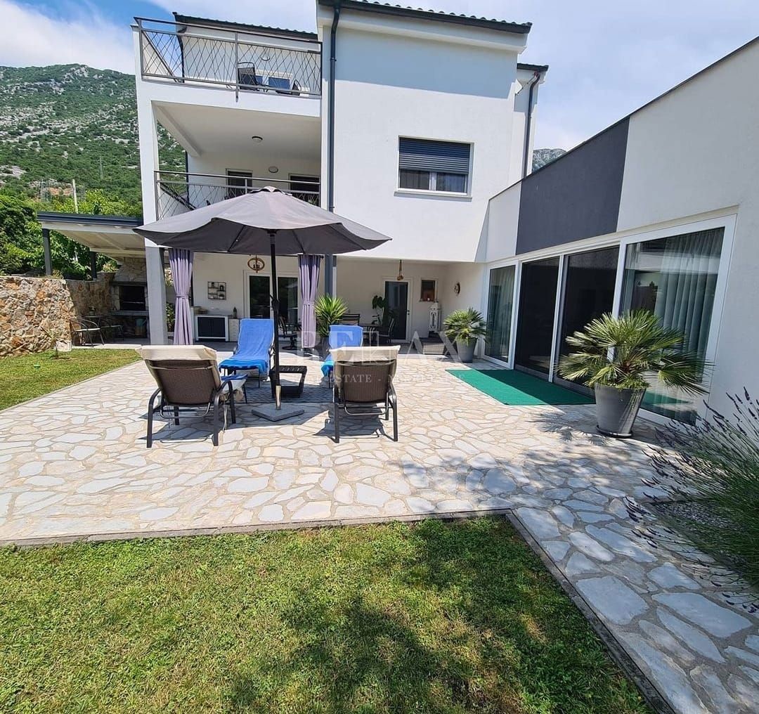 Tribalj - villa moderna con piscina