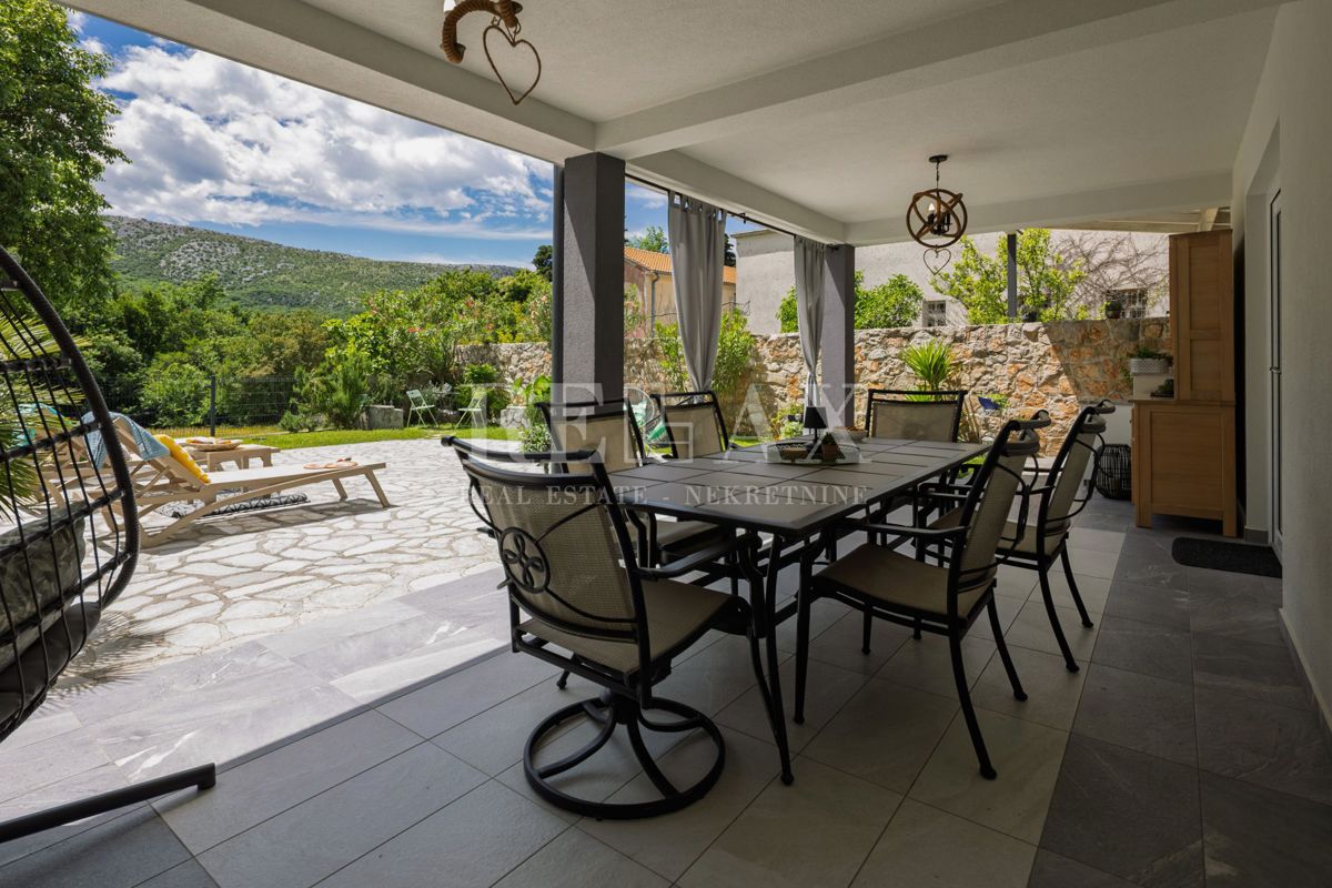 Tribalj - villa moderna con piscina