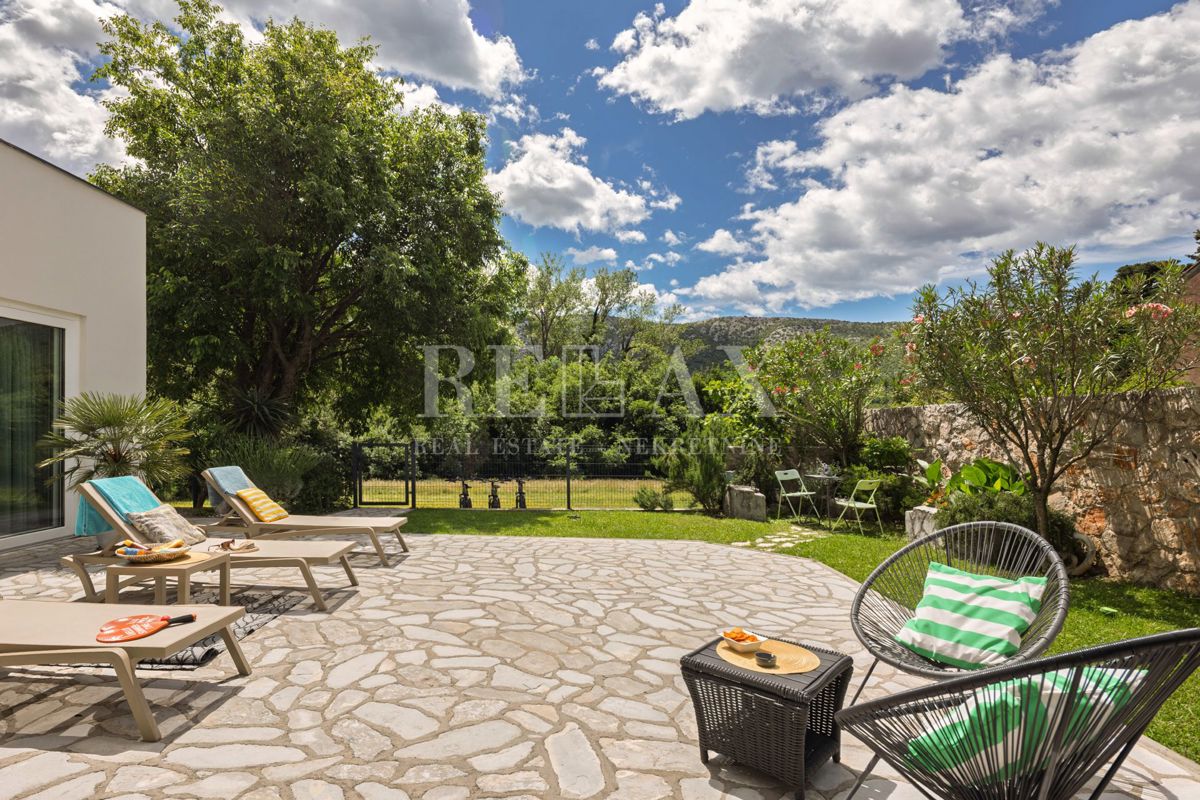 Tribalj - villa moderna con piscina