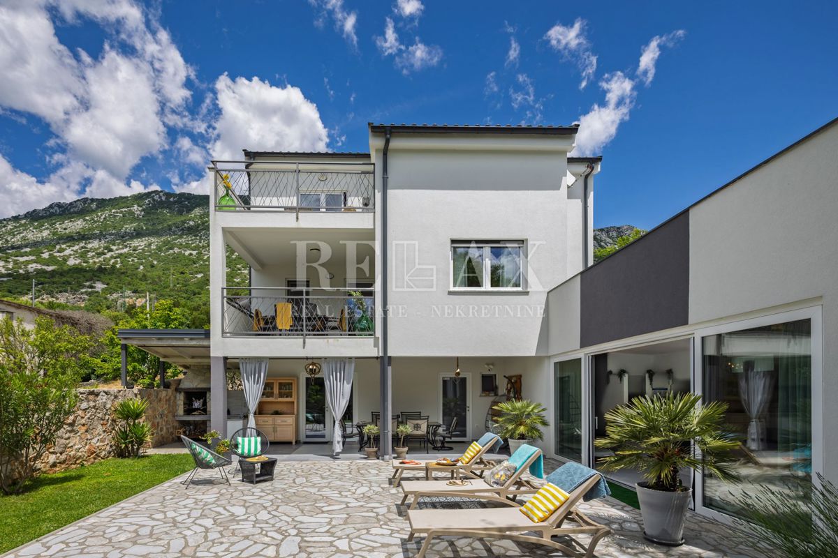 Tribalj - villa moderna con piscina