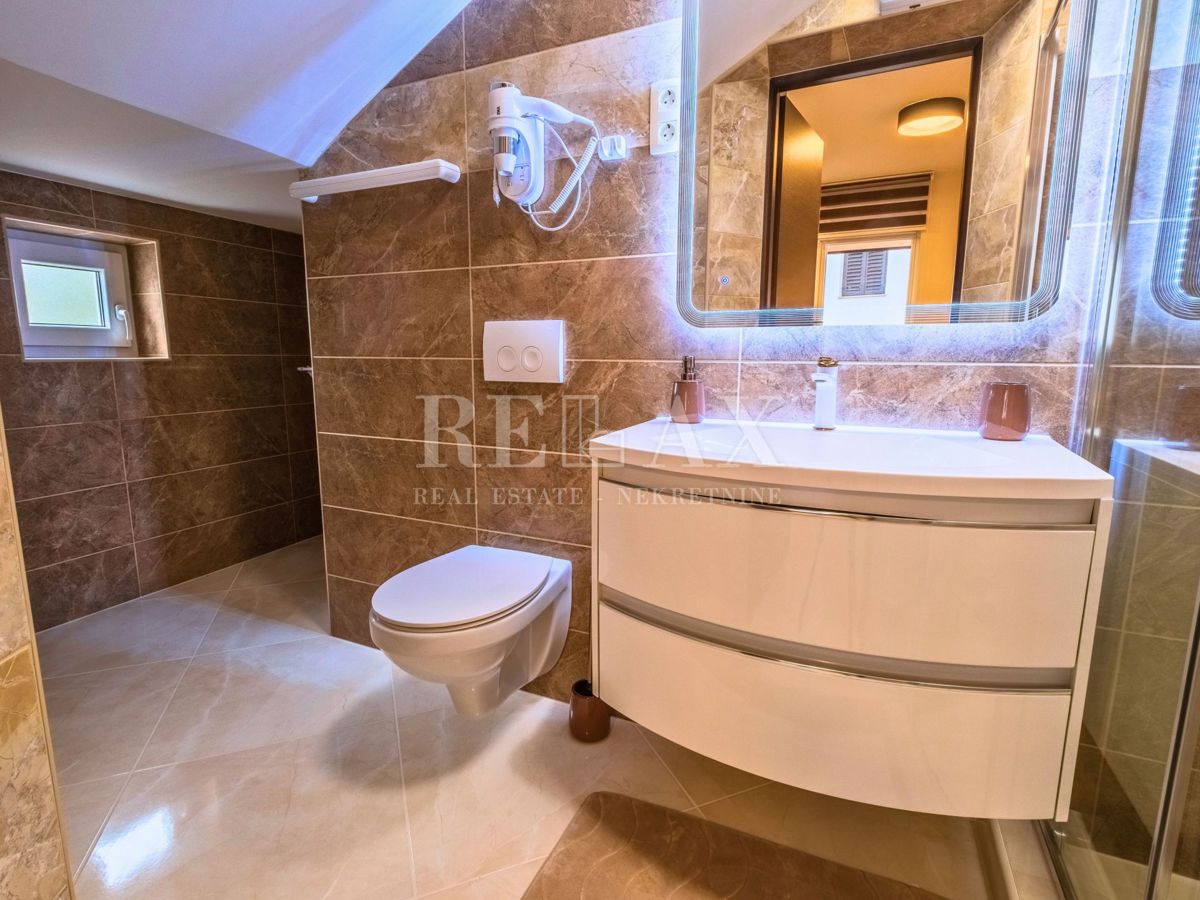 Novi Vinodolski - casa con 3 unità abitative