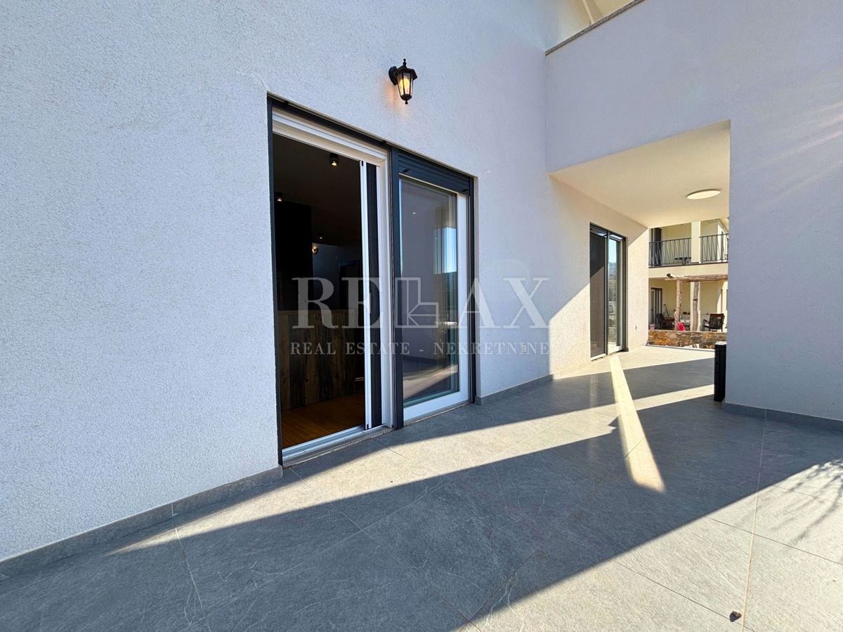 Isola di Krk, Vrbnik - casa indipendente con ampio giardino