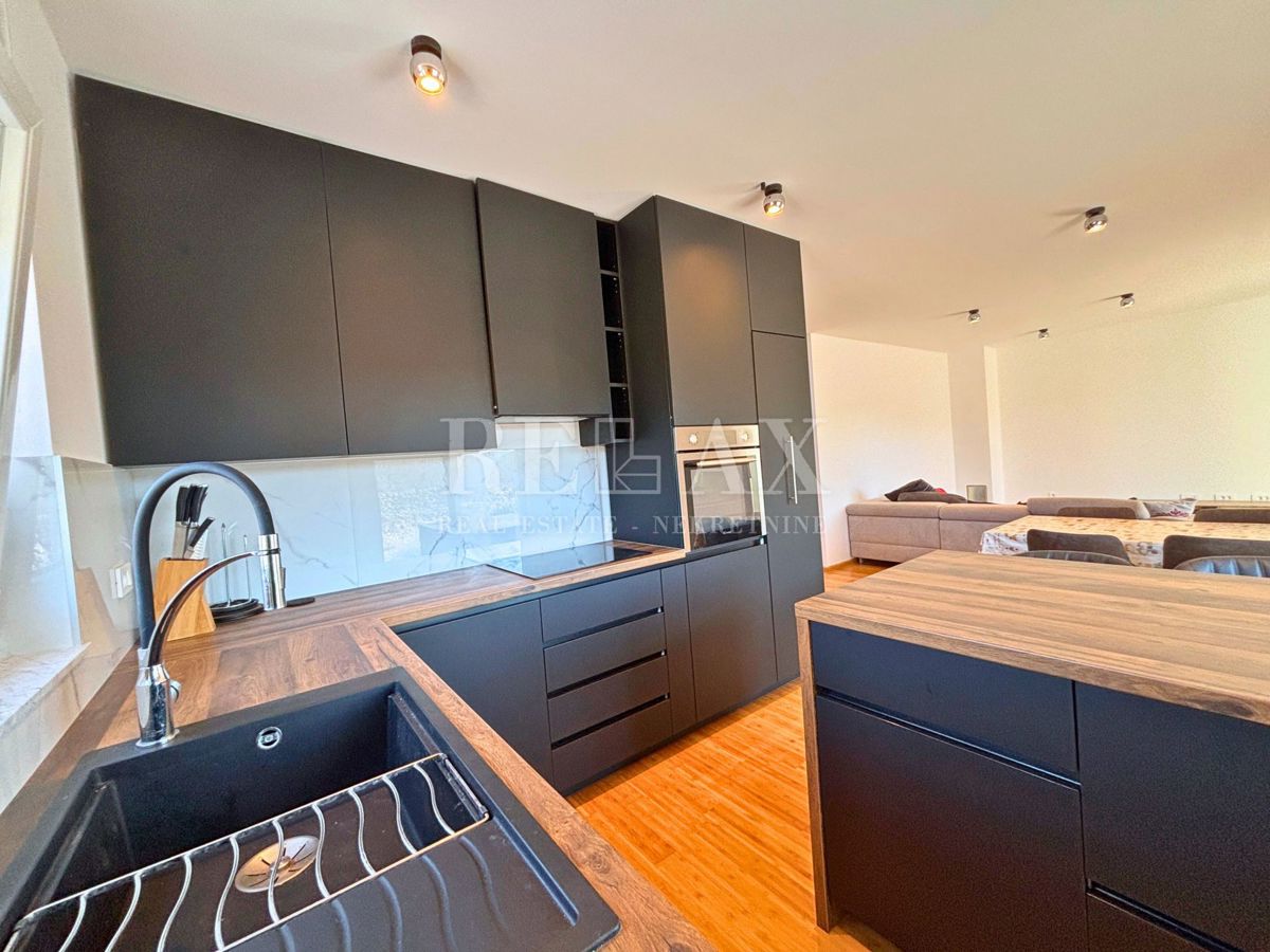 Isola di Krk, Vrbnik - casa indipendente con ampio giardino