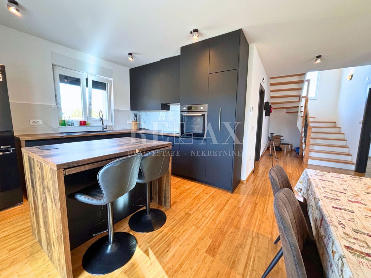 Isola di Krk, Vrbnik - casa indipendente con ampio giardino