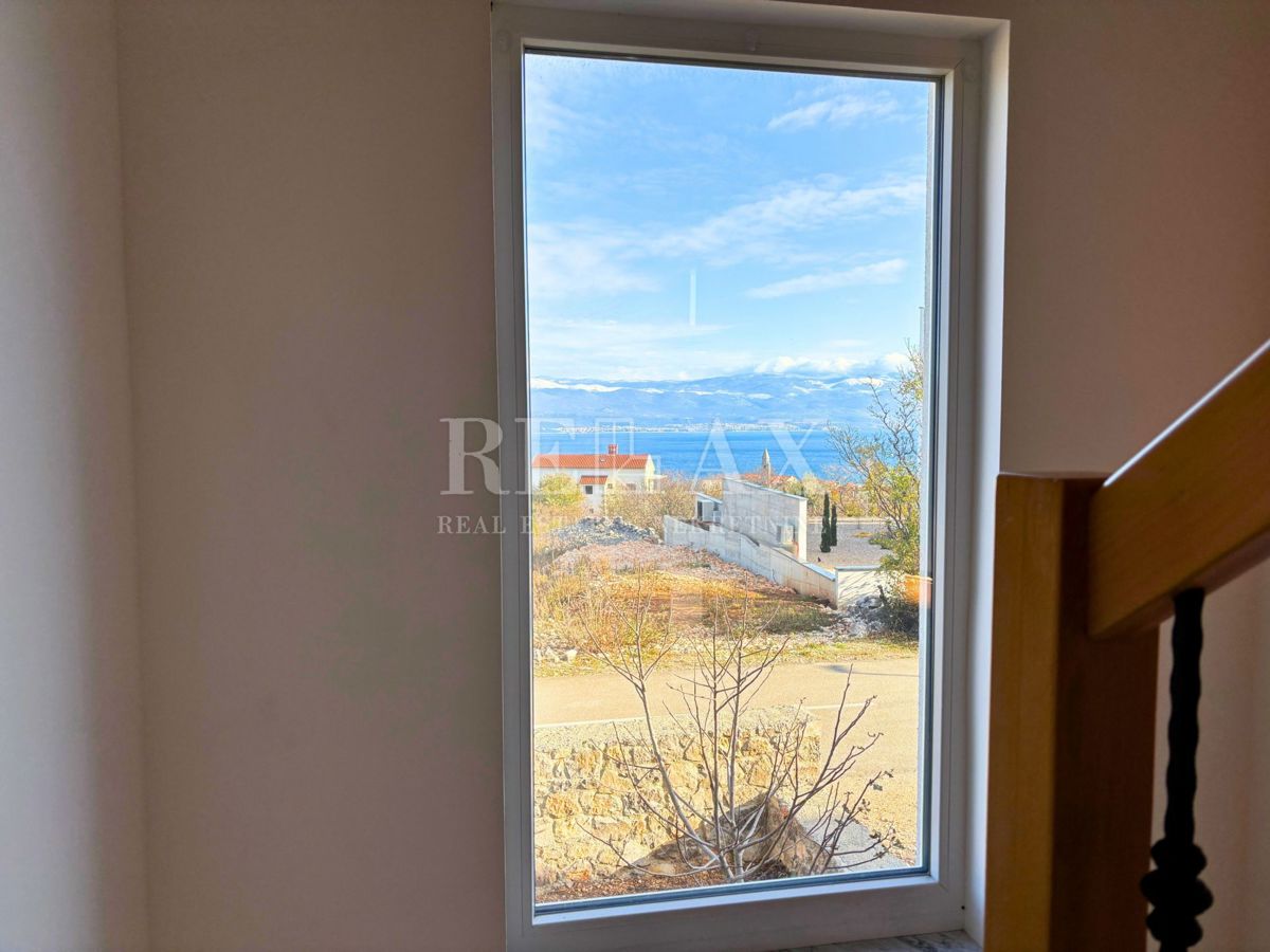 Isola di Krk, Vrbnik - casa indipendente con ampio giardino