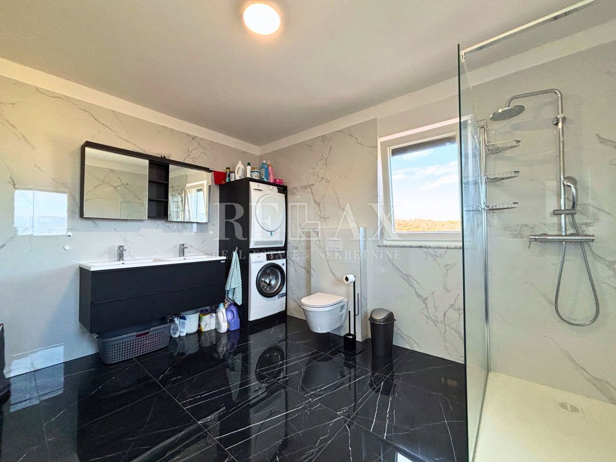 Isola di Krk, Vrbnik - casa indipendente con ampio giardino