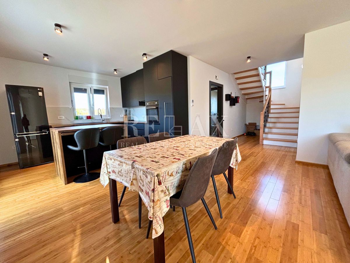 Isola di Krk, Vrbnik - casa indipendente con ampio giardino