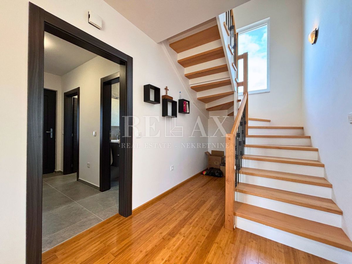 Isola di Krk, Vrbnik - casa indipendente con ampio giardino