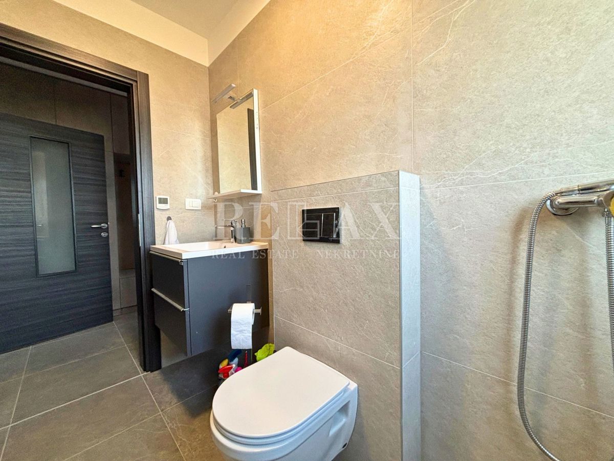 Isola di Krk, Vrbnik - casa indipendente con ampio giardino