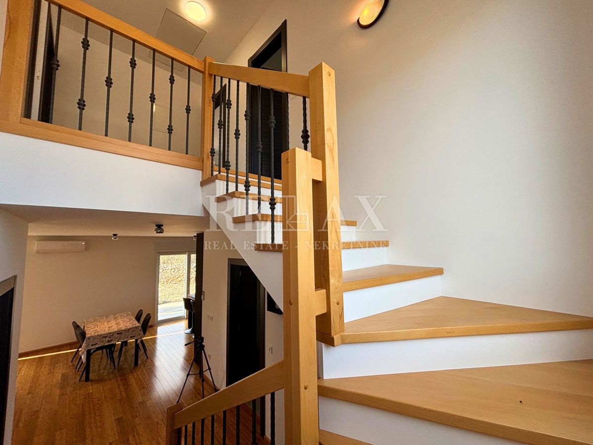 Isola di Krk, Vrbnik - casa indipendente con ampio giardino