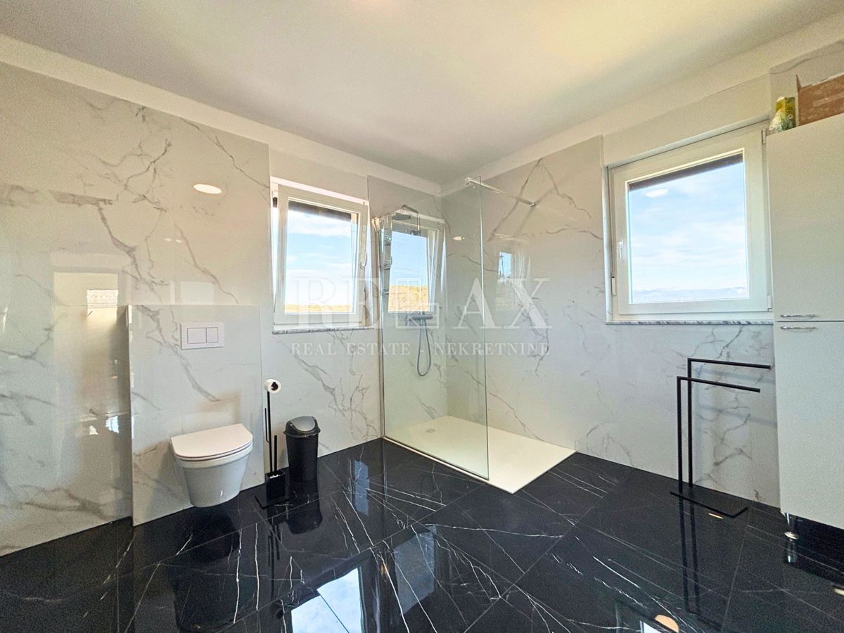 Isola di Krk, Vrbnik - casa indipendente con ampio giardino