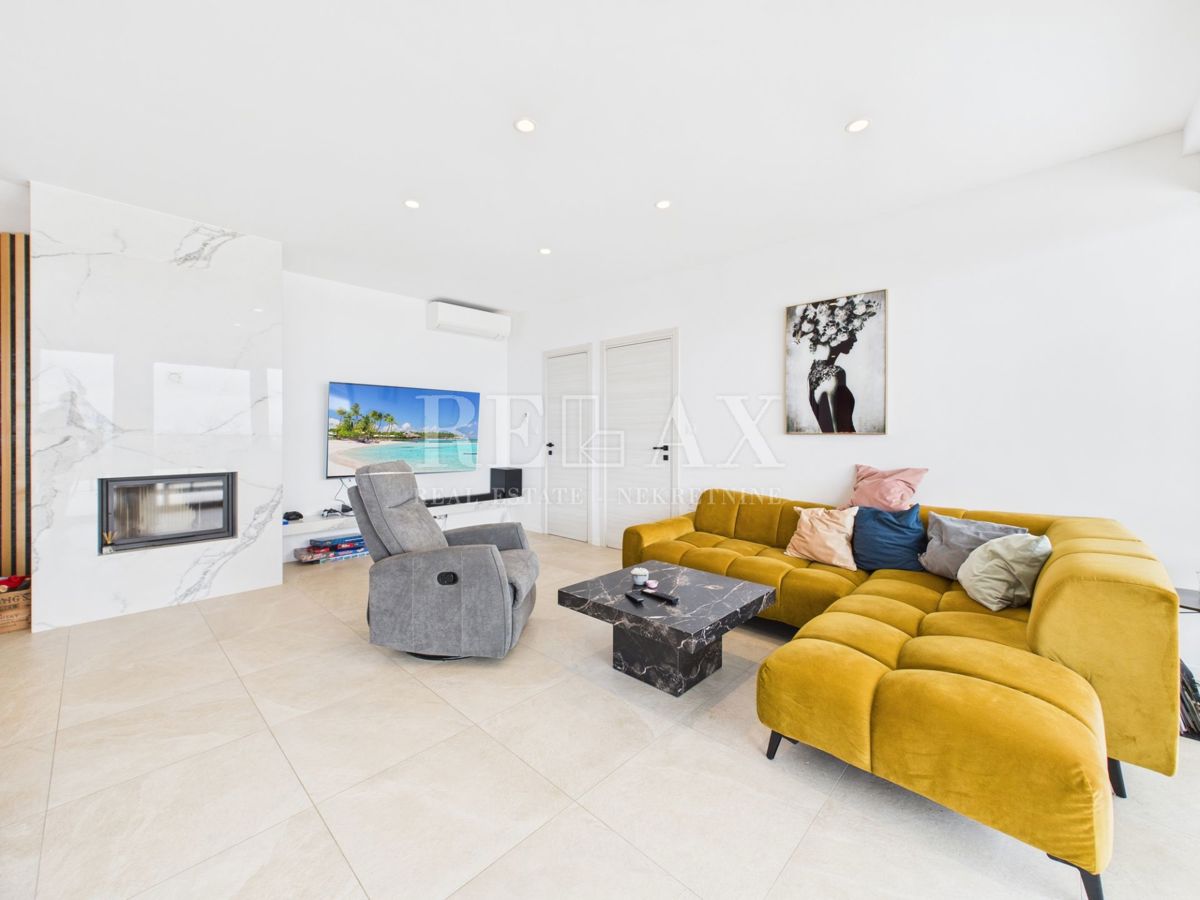 Šmrika - una bellissima villa con piscina e vista sul mare