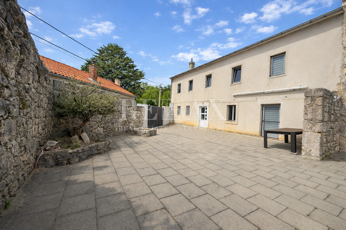 Bribir – Casa in pietra con ampio cortile e terreno