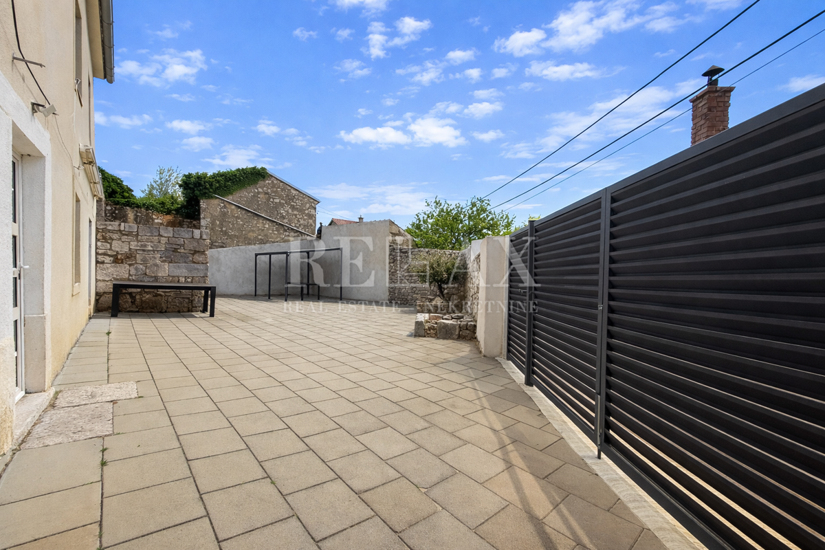 Bribir – Casa in pietra con ampio cortile e terreno