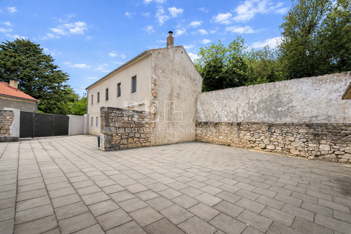 Bribir – Casa in pietra con ampio cortile e terreno