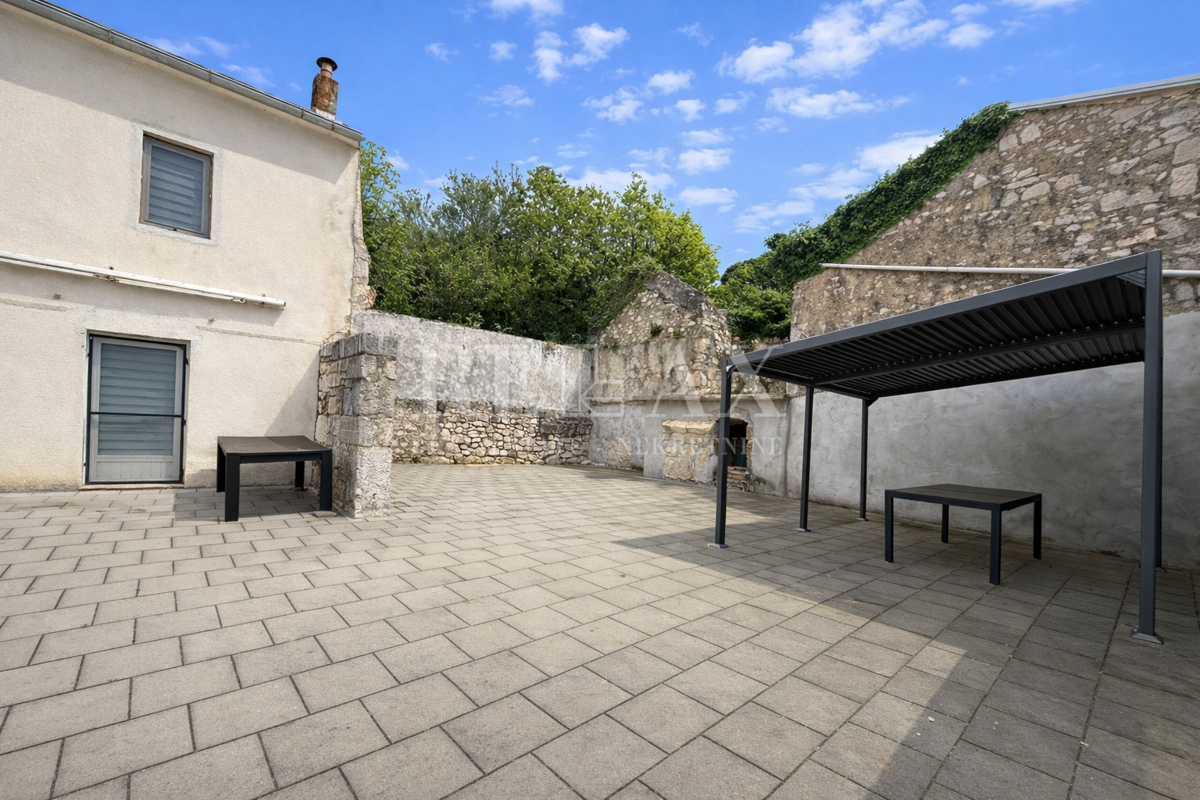 Bribir – Casa in pietra con ampio cortile e terreno