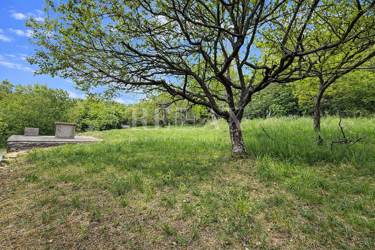Bribir – Casa in pietra con ampio cortile e terreno