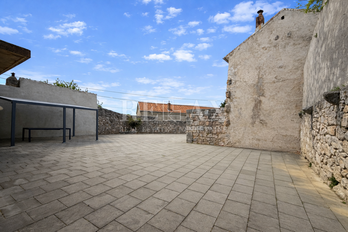 Bribir – Casa in pietra con ampio cortile e terreno