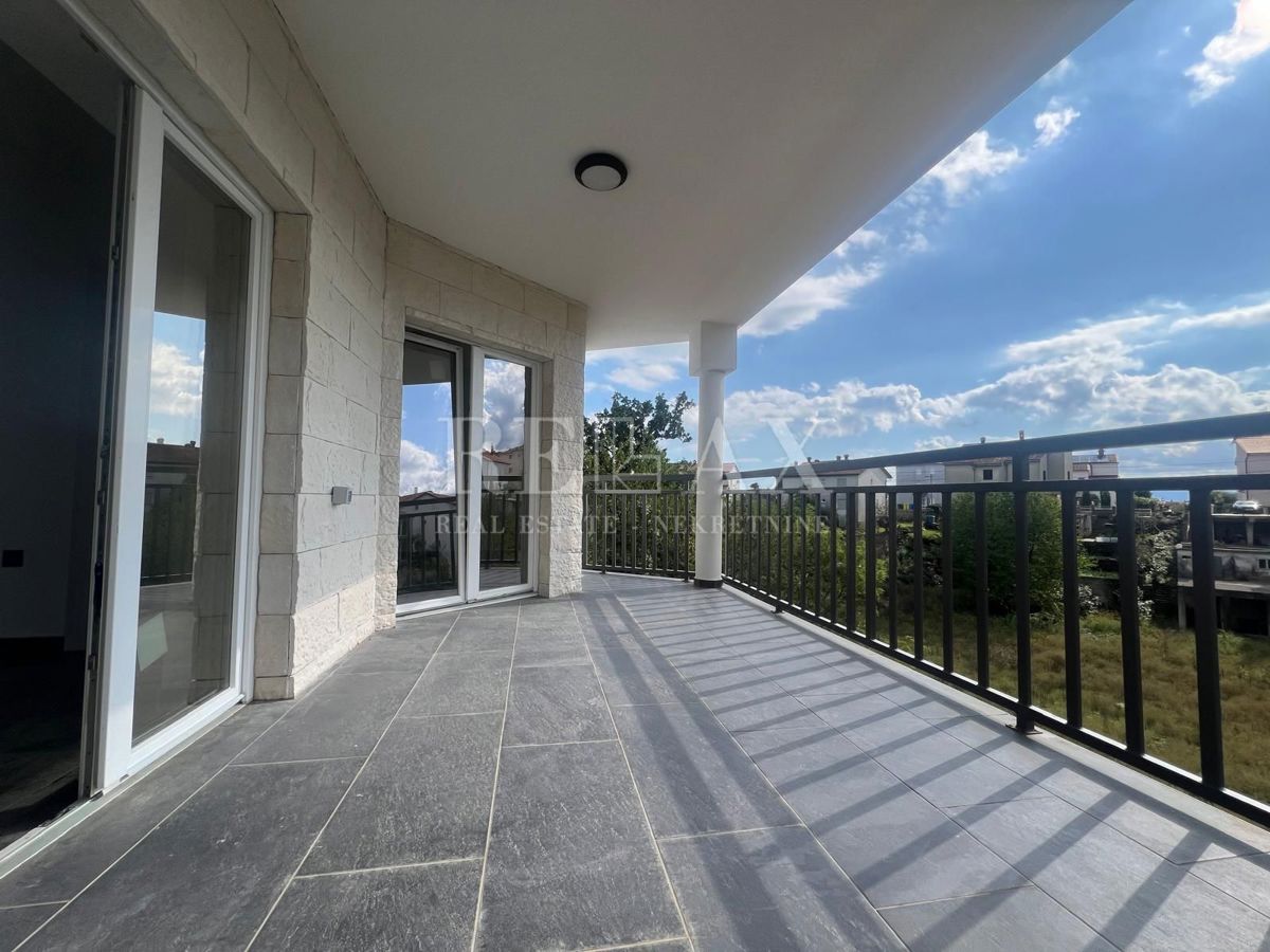 RIJEKA, SRDOČI - Appartamento in un nuovo edificio con terrazza sul tetto