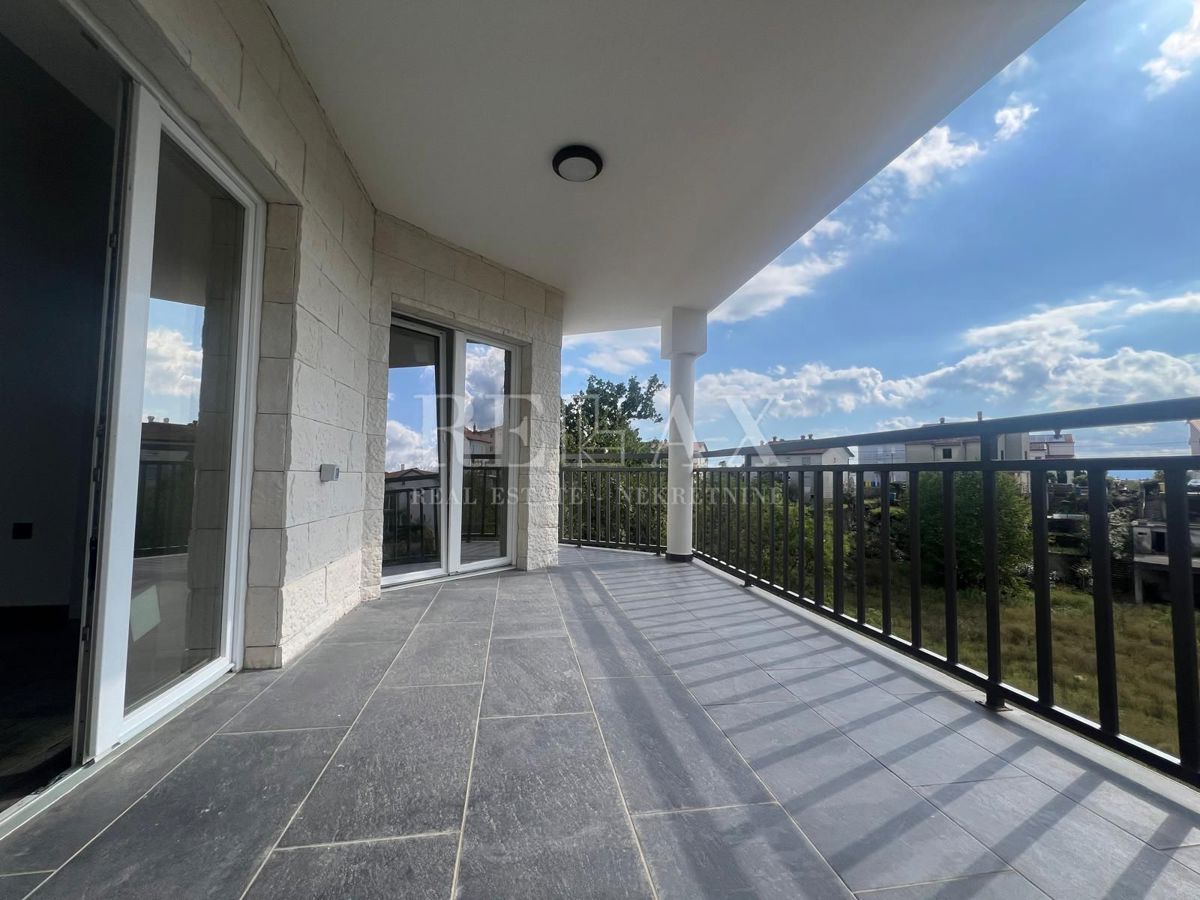 RIJEKA, SRDOČI - Appartamento in un nuovo edificio con terrazza sul tetto