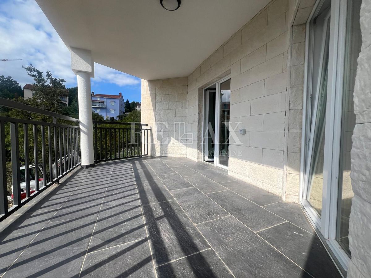 RIJEKA, SRDOČI - Appartamento in un nuovo edificio con terrazza sul tetto